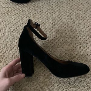 STEVE MADDEN VEVLET HEELS